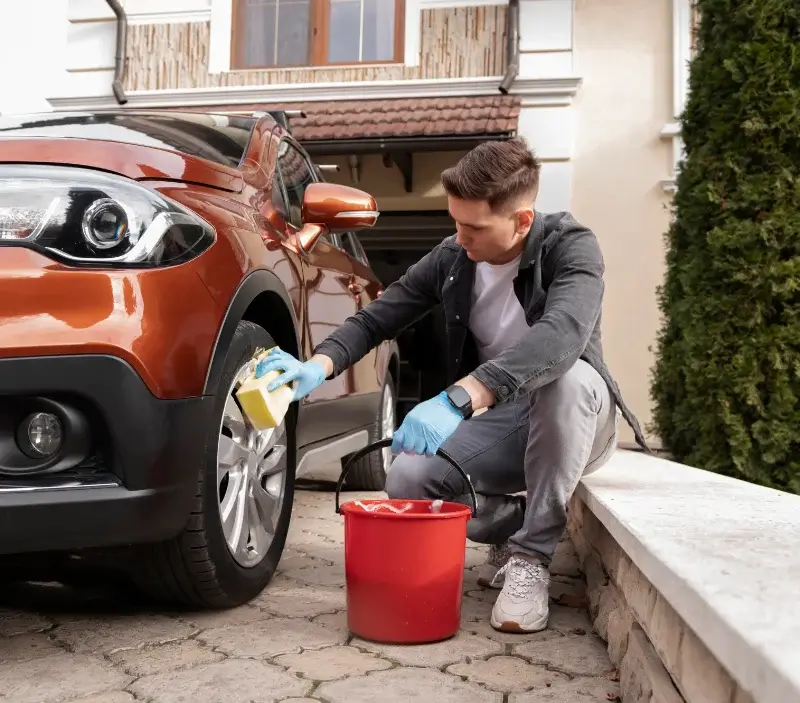 Lavage auto à domicile Vauhallan : professionnel intervenant sur un véhicule
